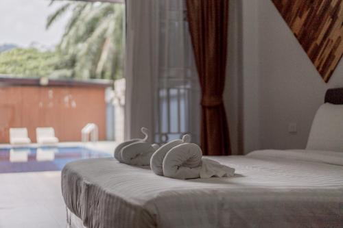 une chambre d'hôtel avec un lit avec des serviettes dessus dans l'établissement Ao Nang Boutique Apartment & Pool, à Ban Chong Phli