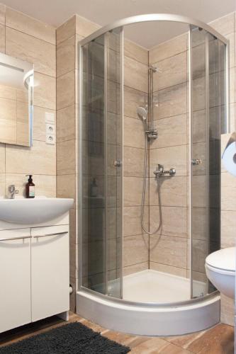 a bathroom with a shower and a sink at Pension 11 Apartments by Lorenc in Berlin
