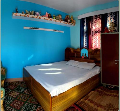 En eller flere senge i et værelse på Bhavya Home Stay