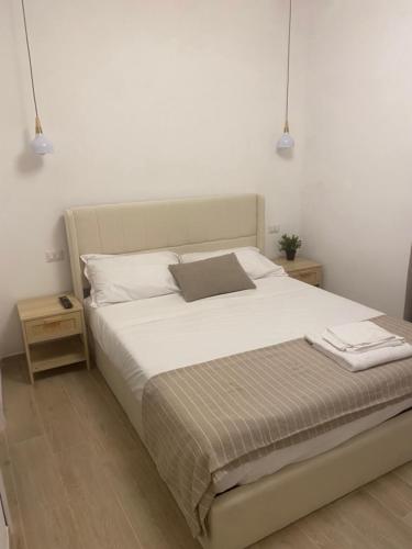 a bedroom with a white bed with two lamps at B&B La Fenice in Chieti