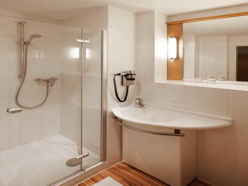 Un baño con lavabo y ducha en ibis Hotel Nürnberg Altstadt, en Núremberg