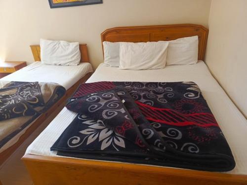 deux lits dans une chambre avec des jupes dans l'établissement Naran Mountain Chalets, à Dargai