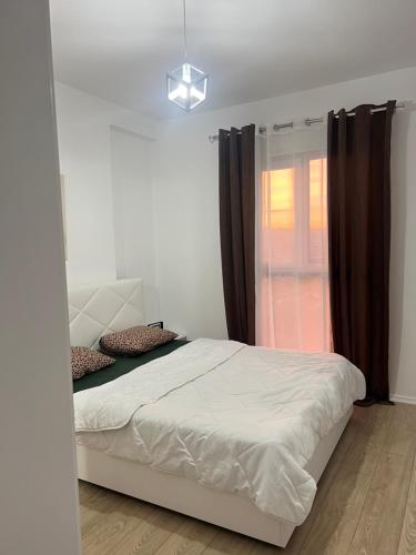 En eller flere senge i et værelse på Flora apartment