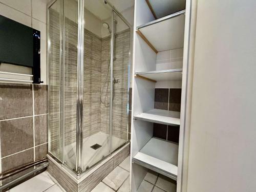 a bathroom with a shower and a walk in closet at Studio 4 pers. rénové avec parking, à 500m des pistes - La Salle-les-Alpes - FR-1-330F-143 in Serre Chevalier
