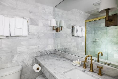 een badkamer met een bad, een wastafel en een toilet bij Yachtsman Lodge & Marina in Kennebunkport