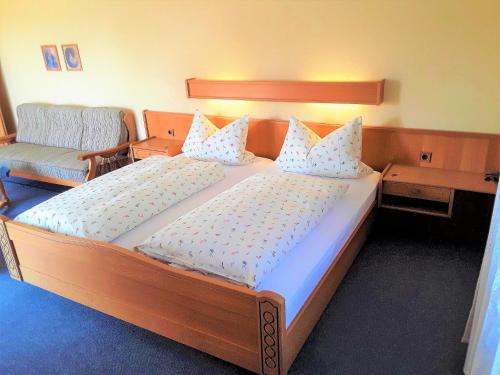 Postel nebo postele na pokoji v ubytování Gemütliche Ferienwohnung Mit Großem Garten