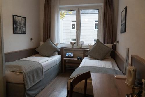 Ένα ή περισσότερα κρεβάτια σε δωμάτιο στο Stadt-gut-Hotel Rheinischer Hof