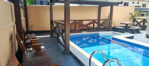 パラマリボにあるWilhelmina Hotel & Apartmentsの建物の真ん中にあるプール