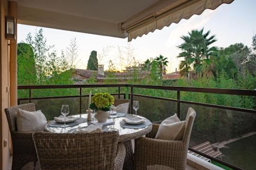 Vivre Cannes l Parking l Balcony l 15min to La Croisette في كان: طاولة وكراسي على شرفة ذات إطلالة
