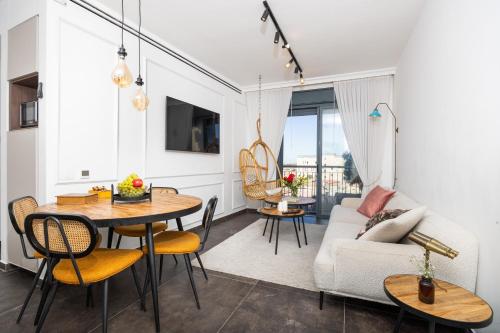 JLM market suite في القدس: غرفة معيشة بها أريكة وطاولة