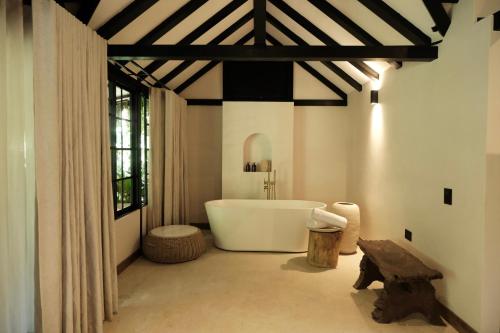 Phòng tắm tại Isla Clara Hotel