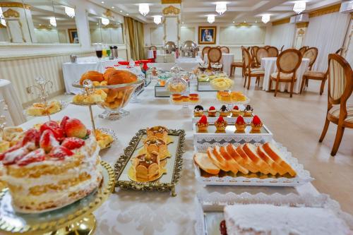 Golden Lis Hotel Boutique — Buffet breakfast