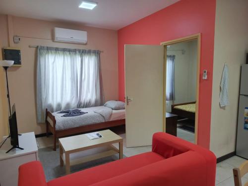 パラマリボにあるWilhelmina Hotel & Apartmentsのソファとベッドのあるリビングルーム