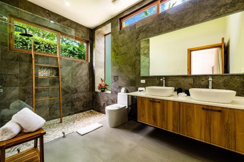 Koupelna v ubytování Private Pool With Direct Access To 2 Beaches!