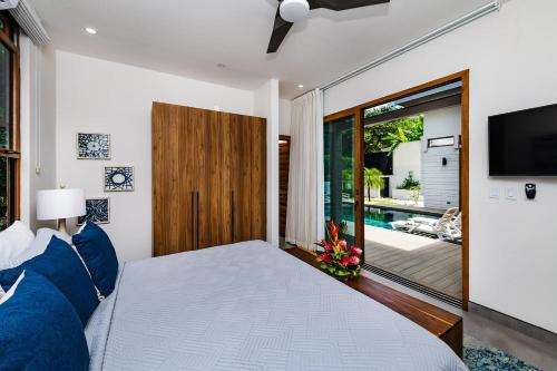 Postel nebo postele na pokoji v ubytování Private Pool With Direct Access To 2 Beaches!