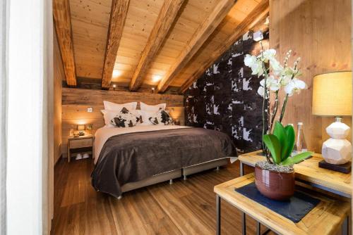 une chambre avec un lit et un plafond en bois dans l'établissement Ayder River Chalet Luxury Resort, à Çamlıhemşin
