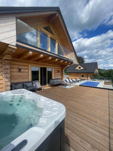 Bazén v ubytování Skalna Osada nebo v jeho okolí