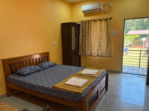 マルバンにあるHotel Vedanshのベッドと窓のある寝室