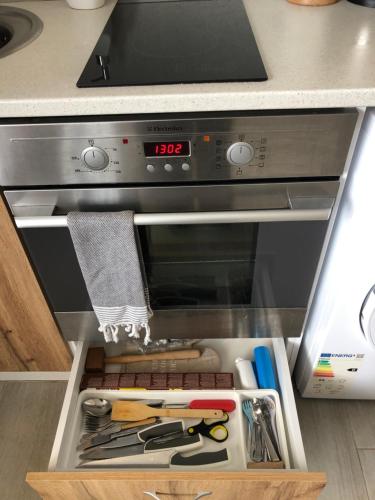 Η κουζίνα ή μικρή κουζίνα στο Paradise Guest Apartment