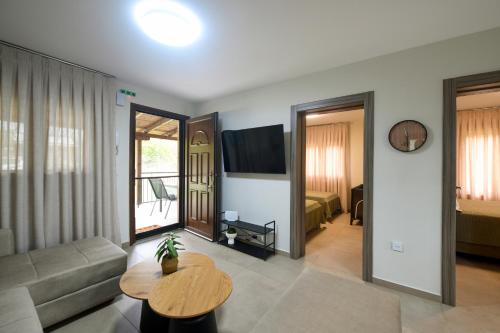 een woonkamer met een bank en een tafel bij Villa Natura in Kavala