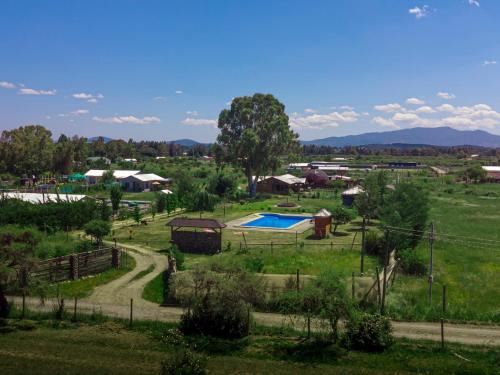 Bazén v ubytování Parcela la Negra nebo v jeho okolí