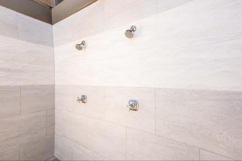 Ένα μπάνιο στο Wailea Elua 204 - Luxury 1BR, 2BA Condo, Stunning Ocean Views & Modern Upgrades