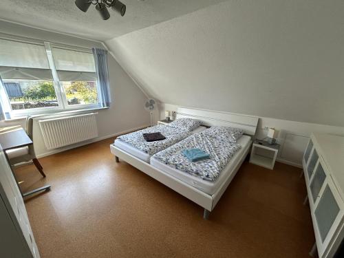 une petite chambre avec un lit et deux fenêtres dans l'établissement Rosensteinferien, à Mögglingen