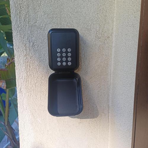 um controlo remoto preto no lado de uma parede em residenza il capitano em Roseto degli Abruzzi