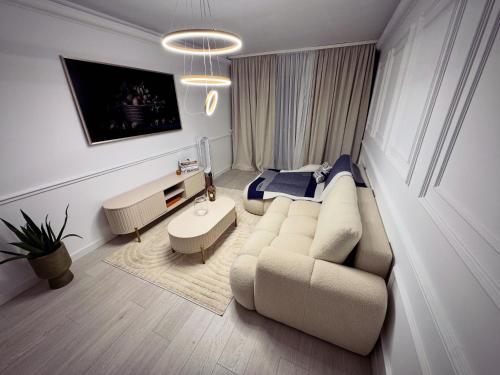 un soggiorno con un divano e un letto di Boutique Apartment 2 a Ploieşti
