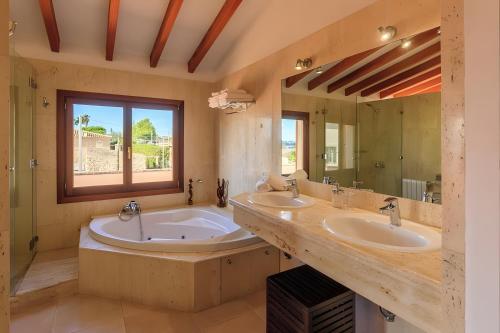 a bathroom with two sinks and a large mirror at Chalet Bonavista in Sineu