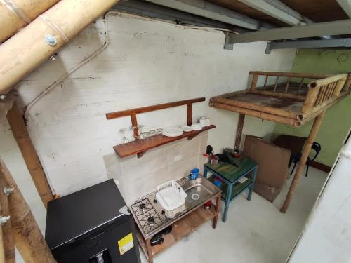 una vista aérea de una cocina con fregadero y fogones en Hostal Casa Pijao, en Pijao