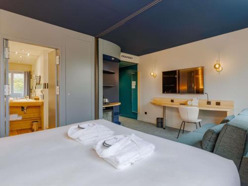 Postel nebo postele na pokoji v ubytování Mercure Lyon Est Villefontaine