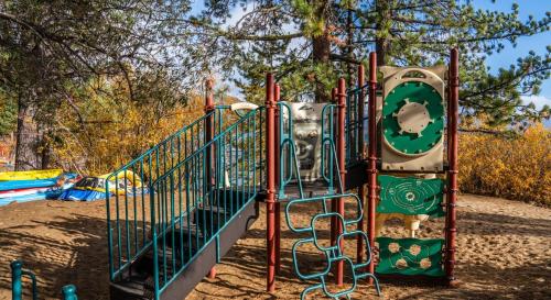 une aire de jeux dans un parc avec une structure de jeu dans l'établissement Tahoe Edgelake Beach Club, à Tahoe Vista
