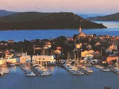 Un grupo de barcos están atracados en un puerto en Kleines Apartment Emil Vanily, en Murter