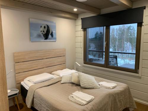 En eller flere senge i et værelse på Naava Chalet lomahuoneistot
