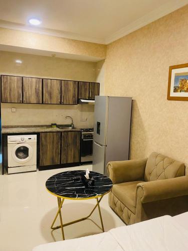 Η κουζίνα ή μικρή κουζίνα στο استوديو مفروش