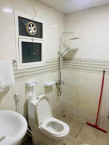 Ένα μπάνιο στο استوديو مفروش