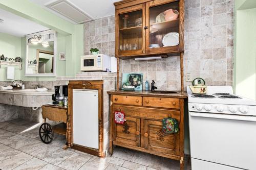 Köök või kööginurk majutusasutuses The Inn On Gitche Gumee - Anderson Deluxe Suite