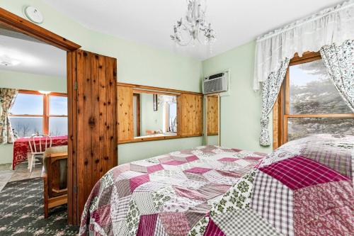 Voodi või voodid majutusasutuse The Inn On Gitche Gumee - Anderson Deluxe Suite toas