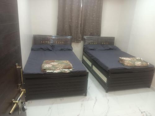 Un pat sau paturi într-o cameră la Hotel kulswamini in