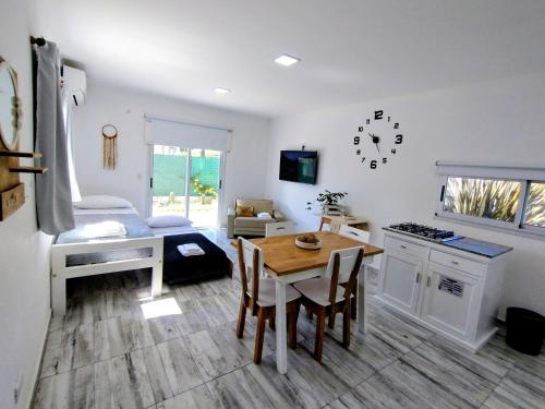 een keuken en eetkamer met een tafel en een kamer bij Casa con jardín Las Marías 1 in Miramar