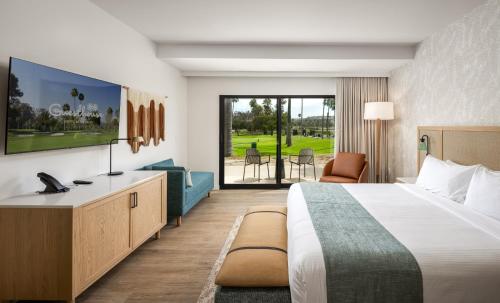 ein Hotelzimmer mit einem Bett und einem Wohnzimmer in der Unterkunft Guesthouse, Hotel at La Valle in Rancho Santa Fe