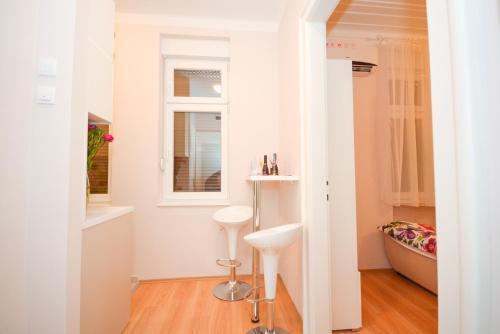 Elle comprend une petite salle de bains pourvue d'un lavabo et d'une fenêtre. dans l'établissement Apartment Mina, à Belgrade