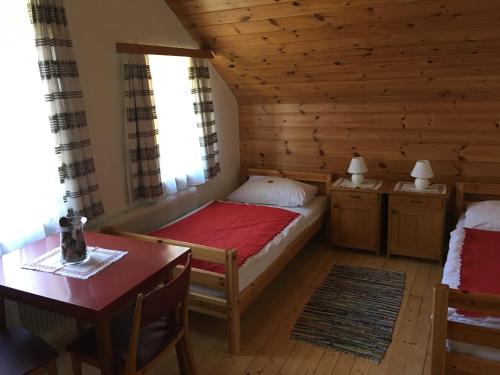 1 dormitorio con 1 cama y 1 mesa en una cabaña en Villa Stadlmann, en Bad Ischl