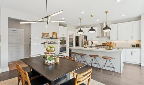 Η κουζίνα ή μικρή κουζίνα στο Refined Mountain Getaway with Premium Upgrades