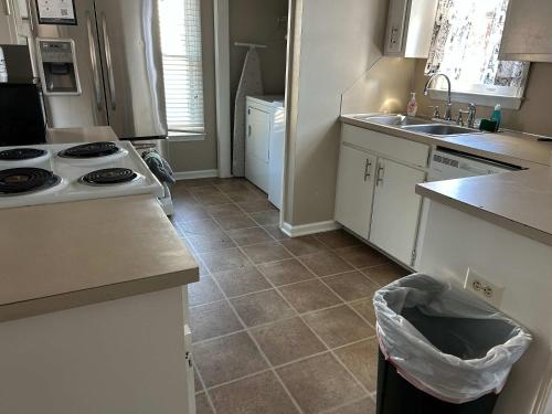 Η κουζίνα ή μικρή κουζίνα στο The Parkside Townhome Updated, Smoking Allowed