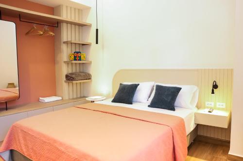 una camera da letto con un letto grande con due cuscini di Casa del Viento 101 a Cali