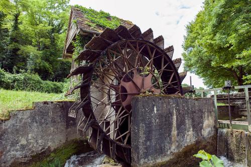 a building that is sitting on a wall at Hôtel La Gentilhommière in Nuits-Saint-Georges