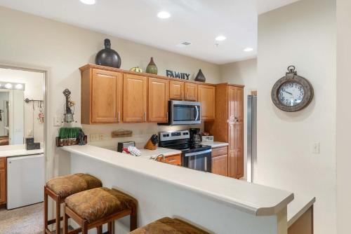 a kitchen with wooden cabinets and a counter top at Fairway To Heaven - For 8ppl in Branson West