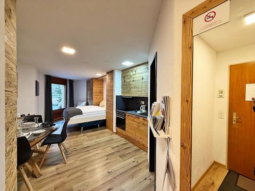 CB102-B - Bijou, Holz, zentral, mit Garage und Pool